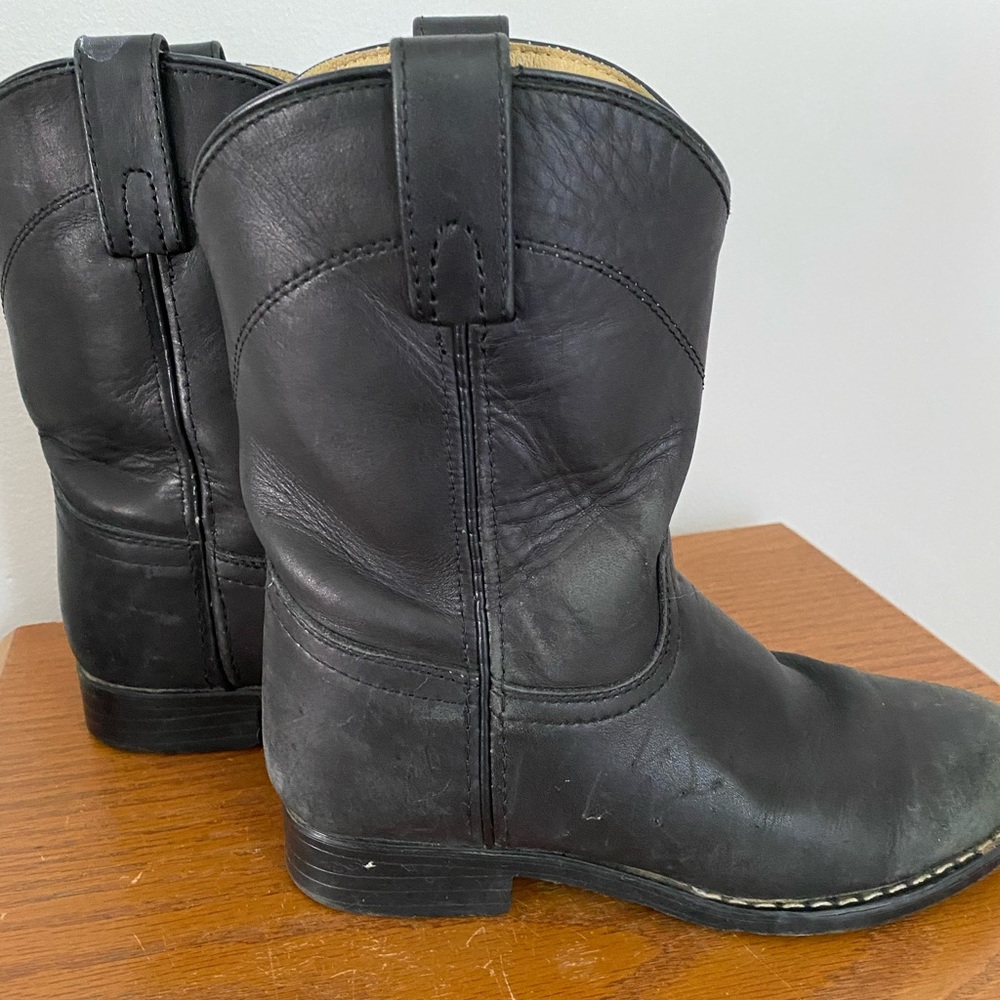 Boys leather boots black in color